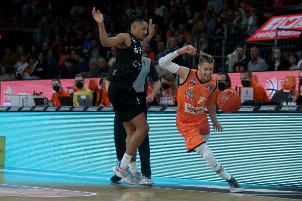 萨卡以他的 萨卡以他的